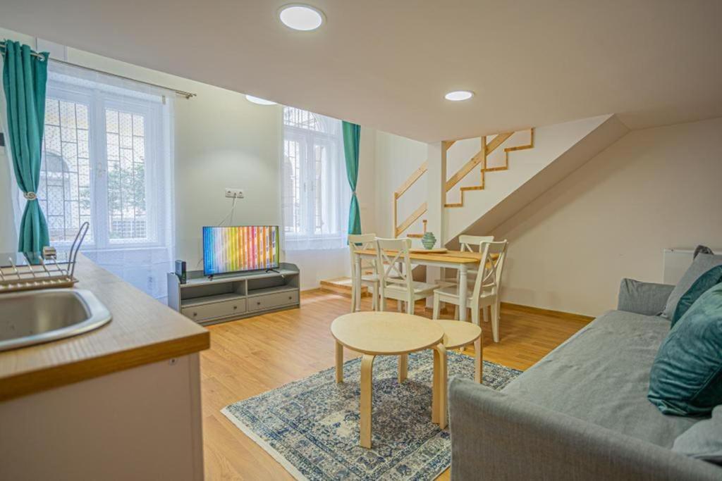 Boutique Apartment In Akacfa Street Budapest Esterno foto